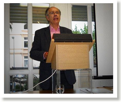 Prof. W. Künne während seines Vortrags Prof. W. Künne während seines Vortrags